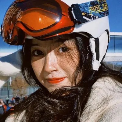 出墙红杏两家春